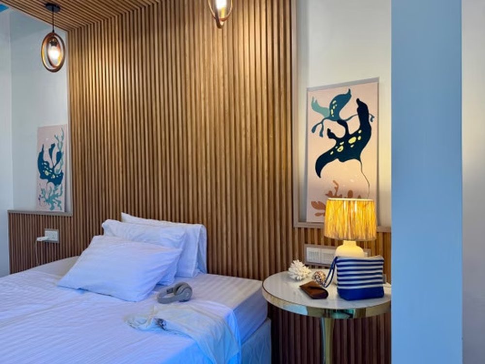 Twin room with artwork above the beds